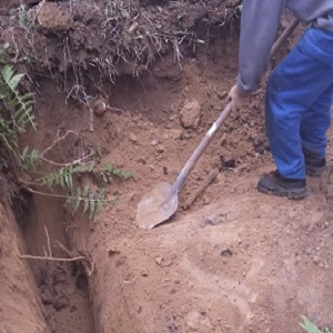Excavation d'une citerne enterrée à la pelle